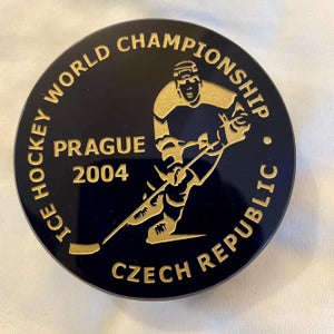 BRAND NEW: RARE 2004 WORLD CHAMPIONSHIPS COLLECTIBLE BOHEMIA GLASS HOCKEY PUCK- Prague, CZ