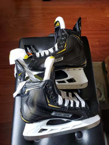 Junior New Bauer Supreme 2S Hockey Skates D&R (Regular) Size 5.5
