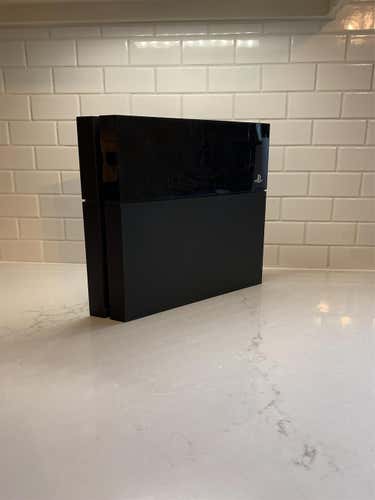 Used PS4 500GB w. 2 Controllers