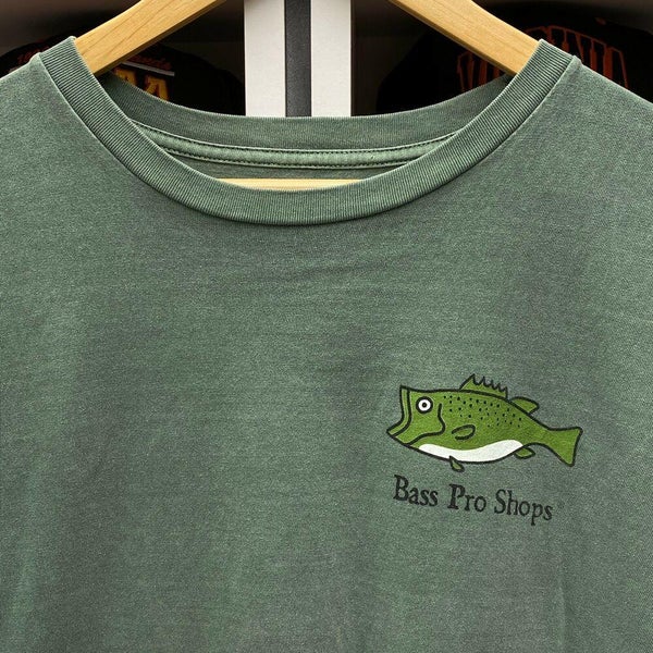 BASS PRO SHOPS FUNNY FISHING SHIRT MY EQUIPMENT MAY BE OLD BUT IT STILL  WORKS SM