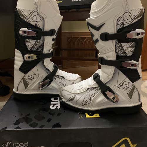 New Youth Size 5 Motocross Boots