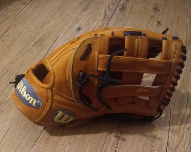 Used Adult Wilson Right Handed Outfield A2000 1799 Baseball Glove 12.75"
