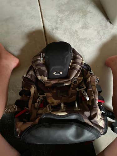 BRAND NEW OAKLEY backpack