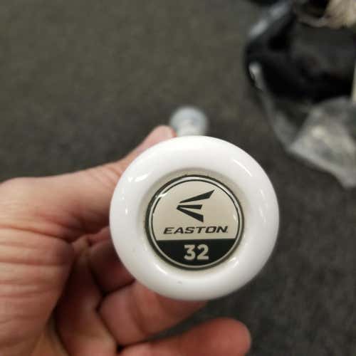 White New High School/College Easton Composite Mako Bat (-10) 22 oz 32"