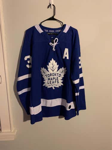 AUSTON MATTHEWS JERSEY BARELY WORN