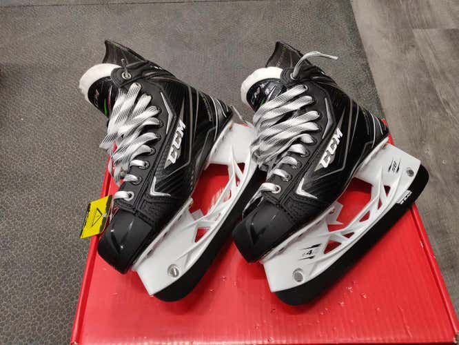 Junior New CCM RibCor 70K Hockey Skates D&R (Regular) Size 5.5