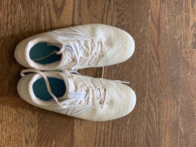 White Used Adult Women's 6.5 (Women's 7.5) Molded Cleats New Balance Low Cut