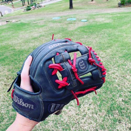 Black Used High School/College Wilson Right Handed Infield A2000 1786 Baseball Glove 11.5"