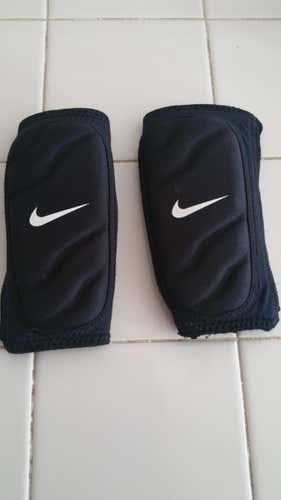 Black Used Youth Men's Medium Nike Forarm Pads