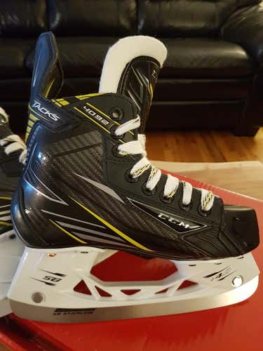 New CCM Tacks 4092 Skates Size 2