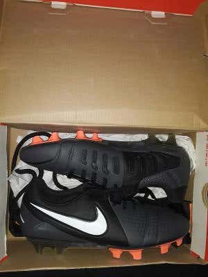 Black New Unisex 6.0 (Women's 7.0) Molded Cleats Nike Cleats