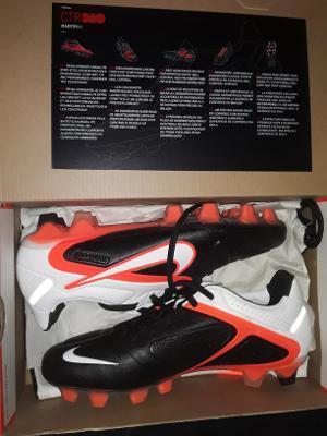 Black New Unisex 6.0 (Women's 7.0) Molded Cleats Nike Cleats