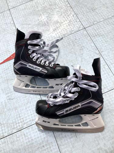 Junior Used Bauer Vapor X400 Hockey Skates EE (Extra Wide) Size 2.5