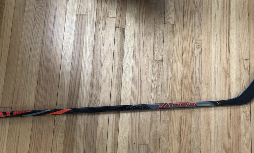 New Bauer Right Handed Vapor FlyLite Hockey Stick FullTac + Grip 82 Flex P91A RH