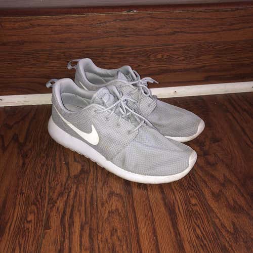 Grey Nike Roshe 11 And Shirt