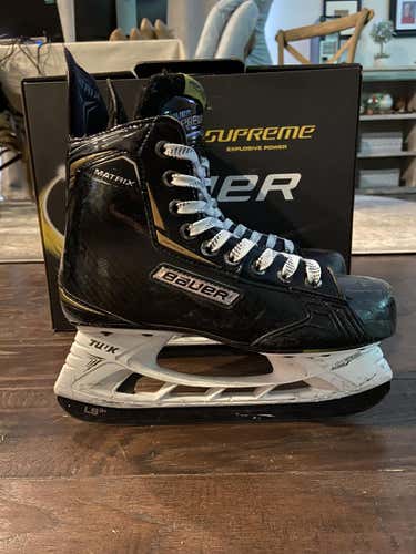 Junior Used Bauer Supreme matrix Hockey Skates D&R (Regular) Size 4.5