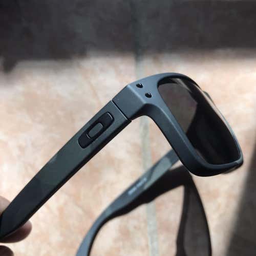 Oakley Holbrook/ Bat TRADING DONT BUY