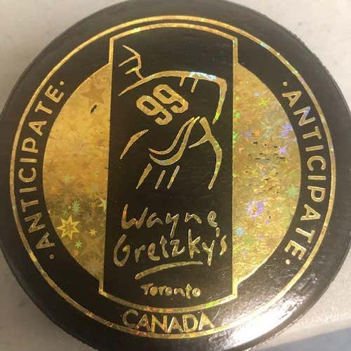 Wayne Gretzky restaurant souvenir puck
