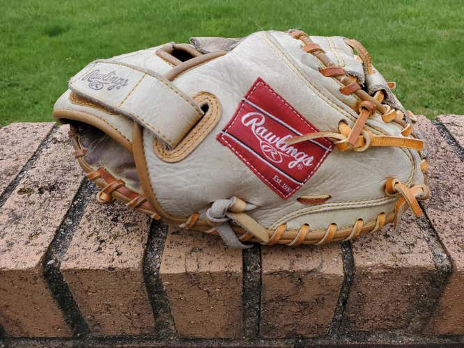 Yellow Used Adult Rawlings Catcher's Right Handed Player Proferred Lite Baseball Glove