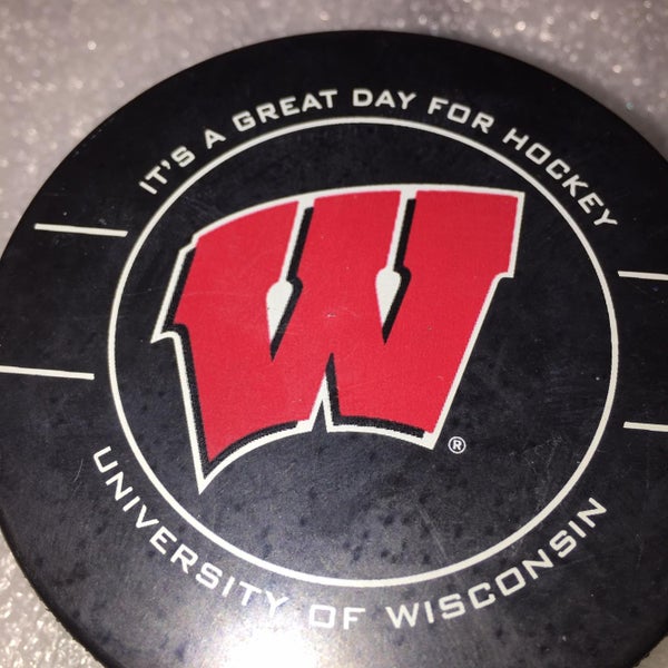 UNIVERSITY OF WISCONSIN BIG TEN HOCKEY PUCK
