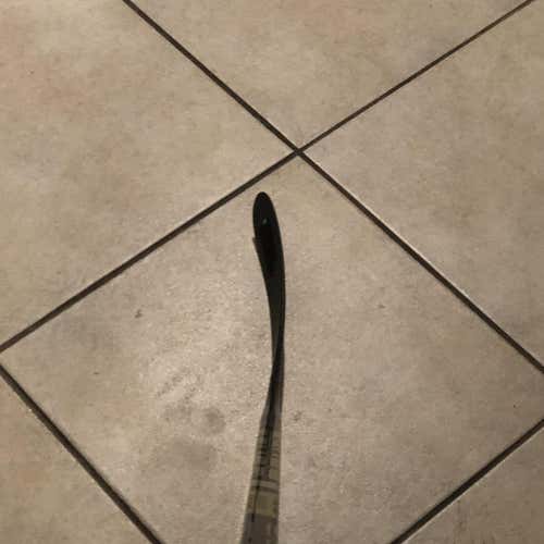 Used Right Bauer Supreme 2S Team Hockey Stick Matthews Curve
