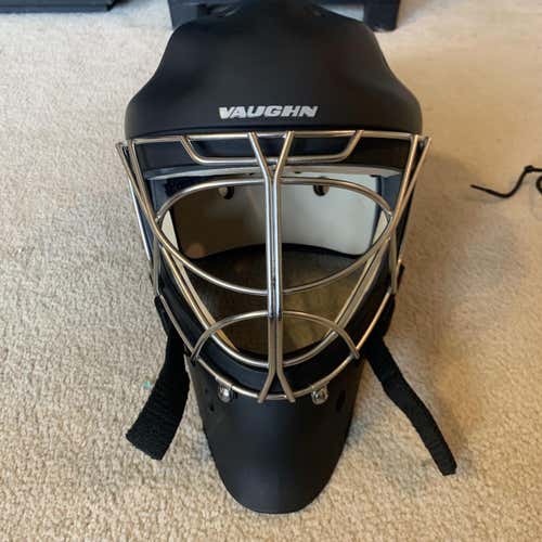 Vaughn VM7700 Goalie Mask Medium