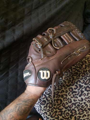 Brown Used High School/College Wilson Right Handed Outfield A950 Baseball Glove 12.5"