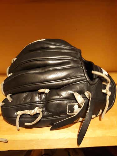 Black Used Wilson Right Handed A2000 Baseball Glove 11.5"