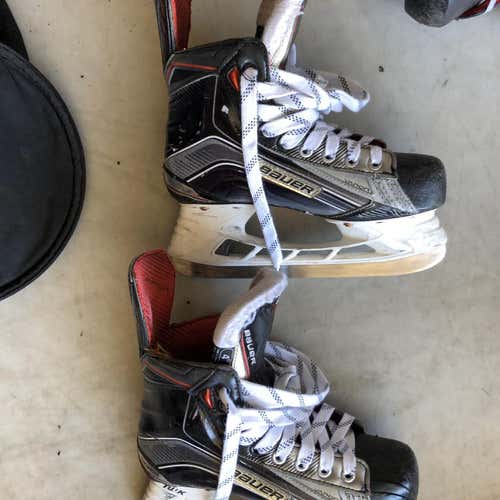 Used Bauer Vapor X900 D&R (Regular) Size 4 Hockey Skates