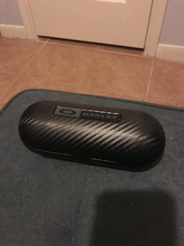 NEW!! Oakley Carbon Fiber Pill Sunglass Case And Hat
