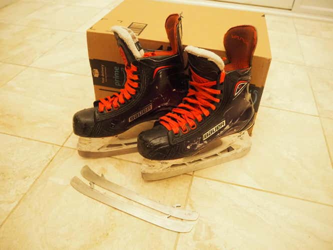 Junior Used Bauer Vapor 1X Hockey Skates Size 4 (D) with 5 sets of LS4 blades
