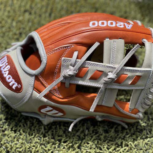 New High School/College Wilson Right Handed Infield A2000 1716 Baseball Glove 11.5"