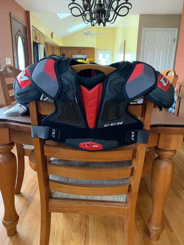 Used Medium CCM QuickLite 290  Shoulder Pads