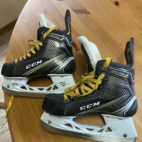 Used CCM Tacks vector D&R (Regular) Size 3 Hockey Skates