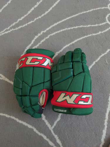 Used senior ccm hgpte MN wild gloves 13"