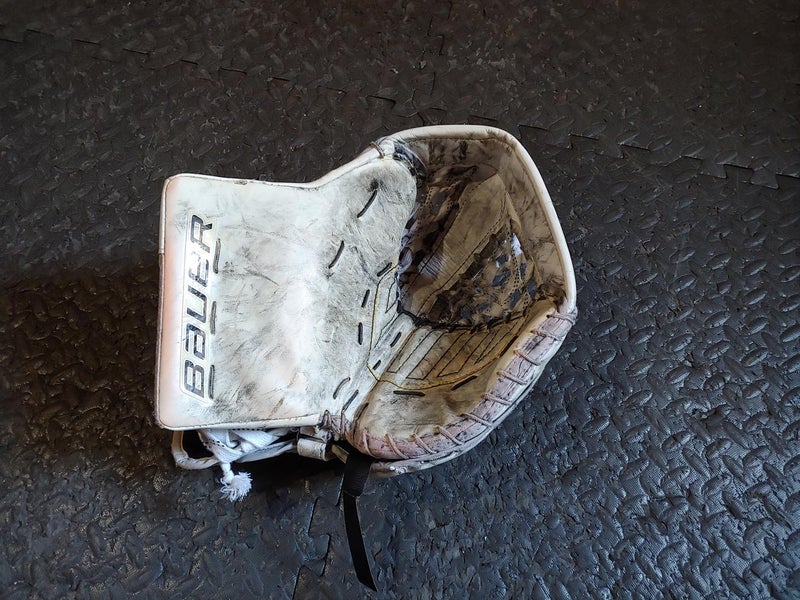 White Senior Bauer Regular Supreme 1S Glove