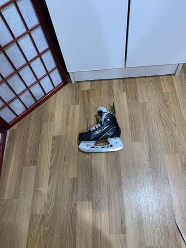 Youth Used CCM Ultra Tacks Hockey Skates Size 12.5