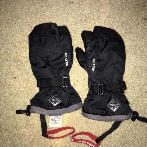 Black Women's Small Hestra