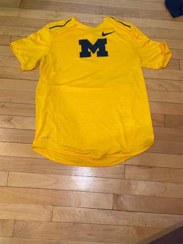 Michigan Yellow Unisex Medium Nike Shirt