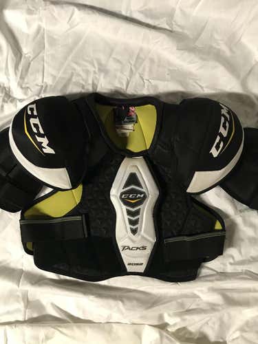 Sr Medium CCM Tacks Shoulder Pads