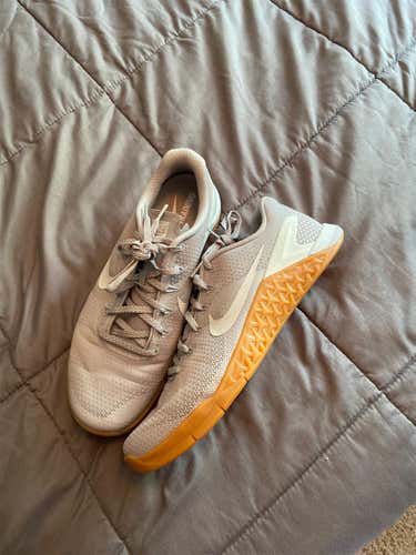 Brand New Size 11 Nike Metcon 4 Lifting Shoes and shorts