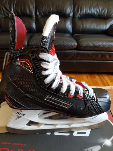 New Bauer Vapor X700 Gen II Skates Size 4.5