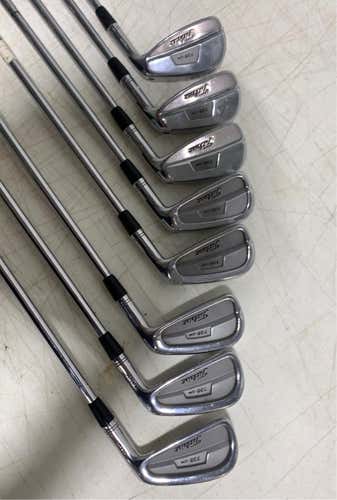 Titleist Right Handed Men's Stiff Flex Iron Set
