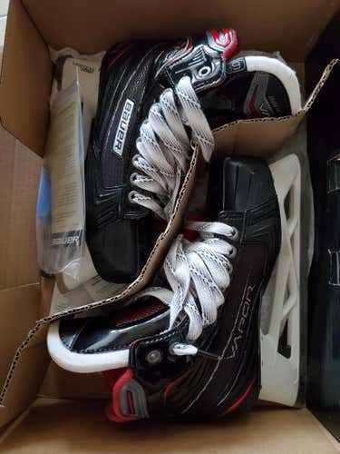 Senior New Bauer Vapor x900 Goalie Skates D&R (Regular) Size 6