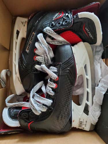Junior New Bauer Vapor X700 Hockey Skates EE (Extra Wide) Size 4
