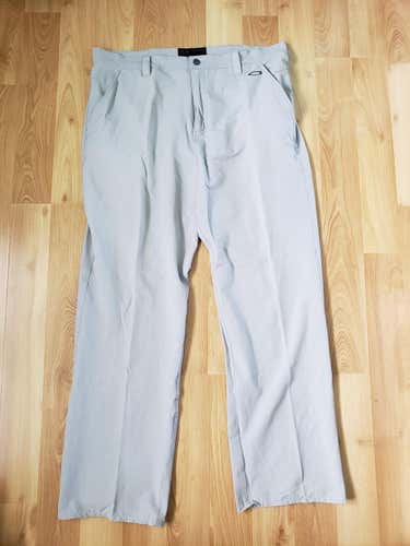 Light Gray Used Men's 38x32 Oakley Golf Pants