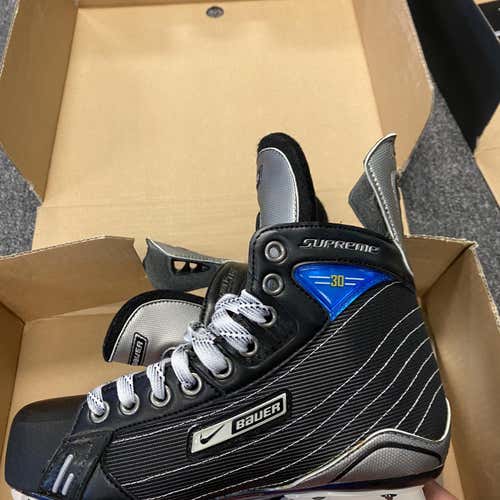 New Bauer s30 EE (Extra Wide)  Size 5.5 Hockey Skates