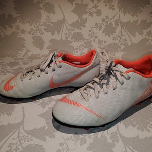 Kids 5.5 Used Nike Mercurial Vapor 12 Club Cleats