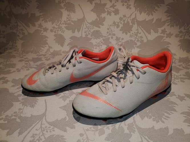Kids 5.5 Used Nike Mercurial Vapor 12 Club Cleats