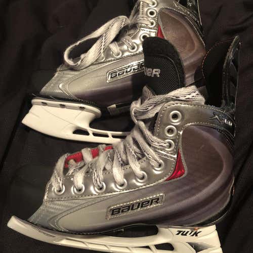 Junior Bauer Vapor X:60 Regular Width  Size 4.5 Hockey Skates